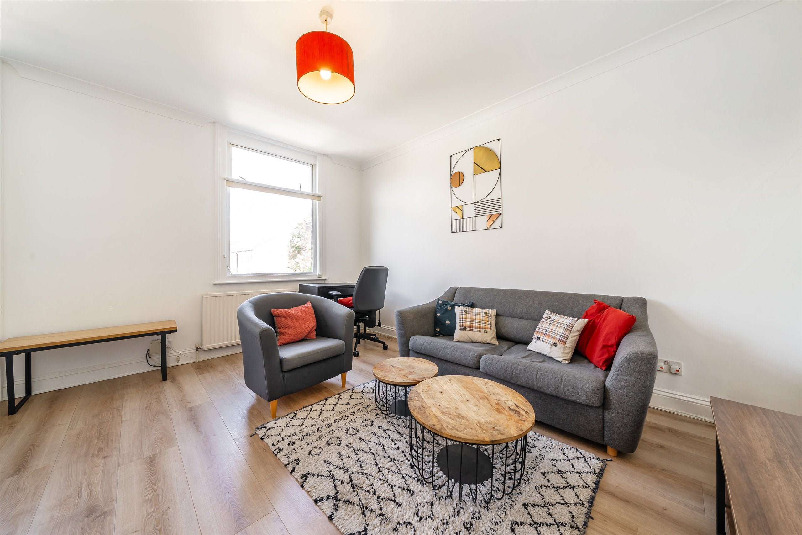 Flat Bassein Park Road in Greater London
