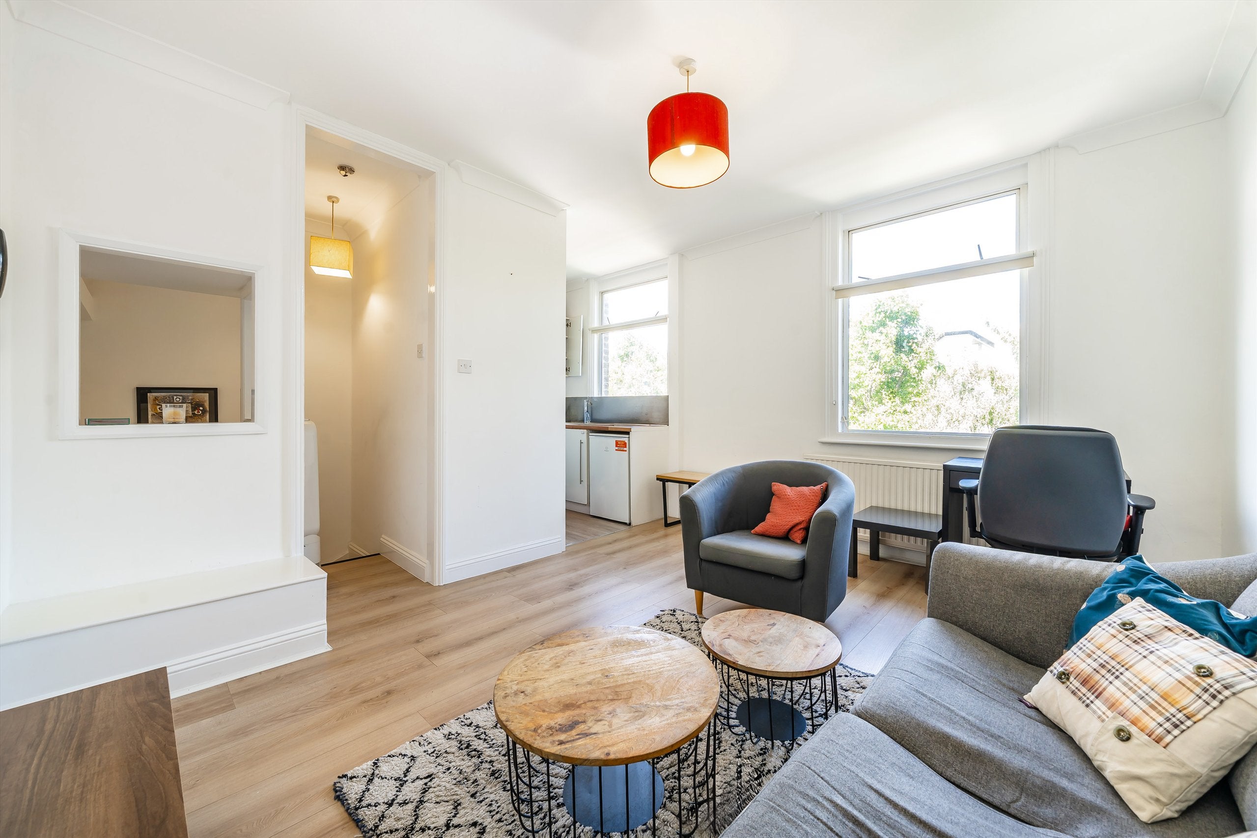 Flat Bassein Park Road in Greater London