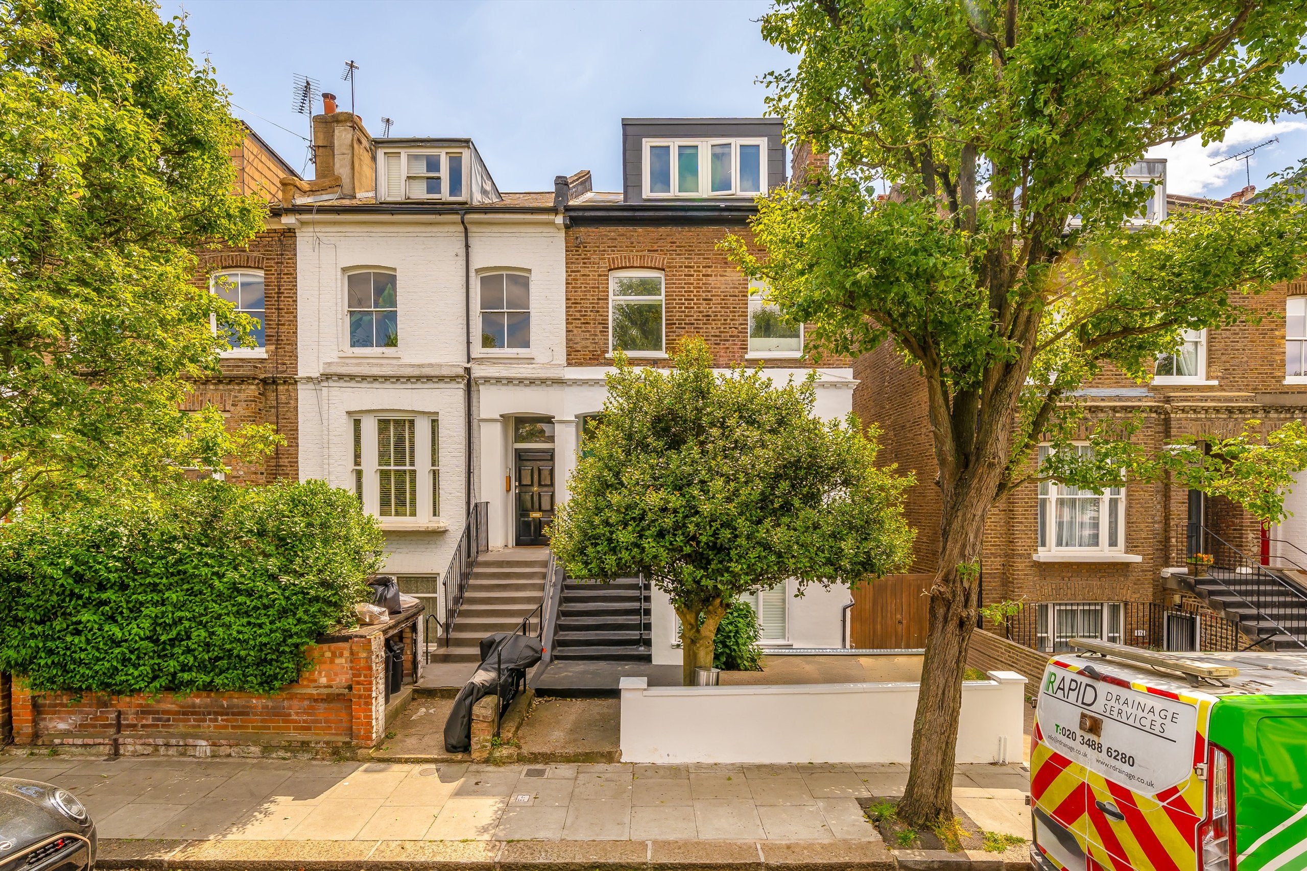 Flat Bassein Park Road in Greater London