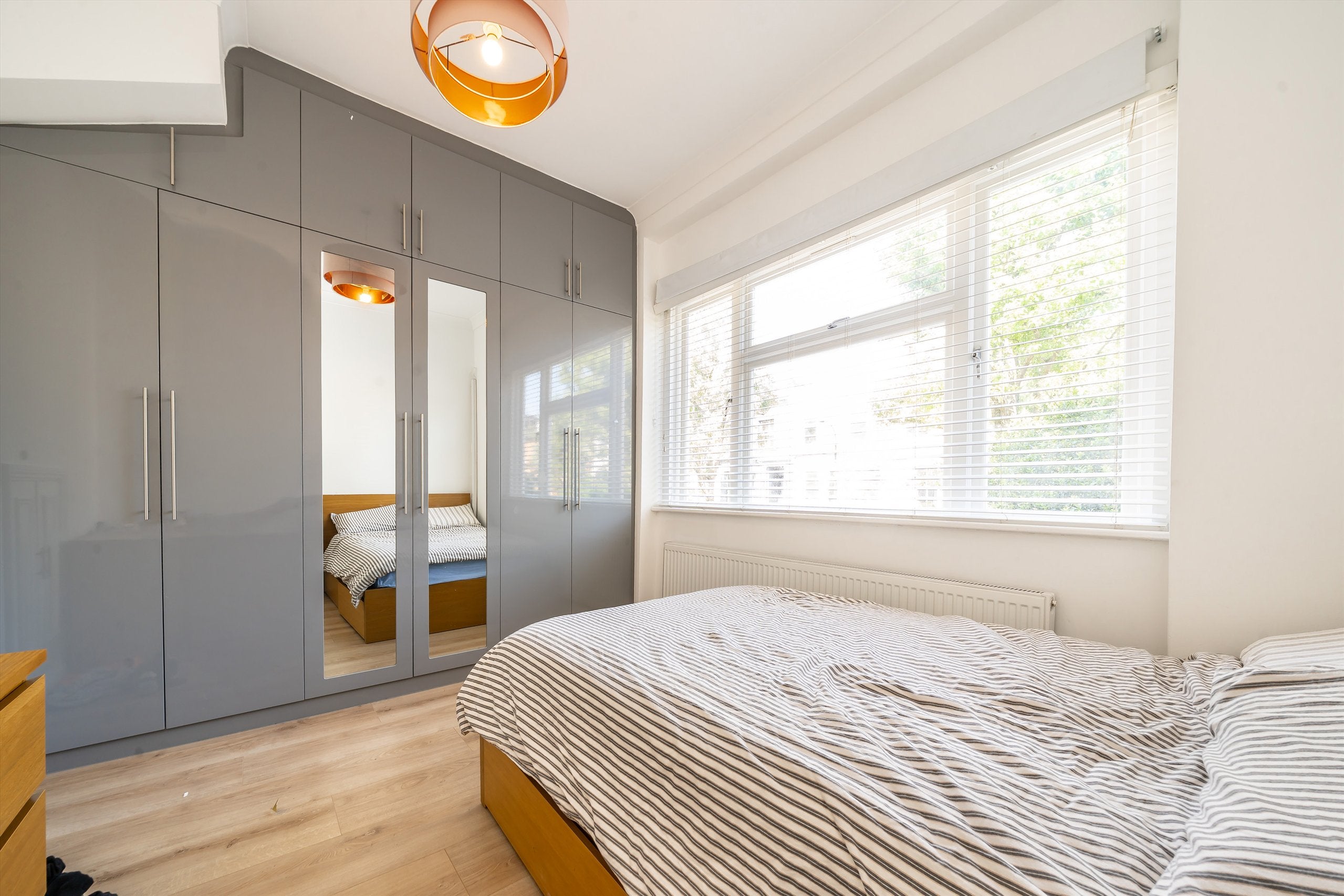 Flat Bassein Park Road in Greater London