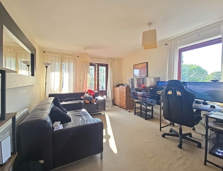 Flat Victoria Way in Reading