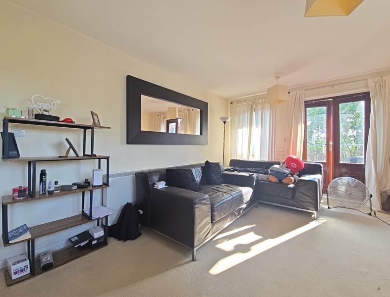 Flat Victoria Way in Reading