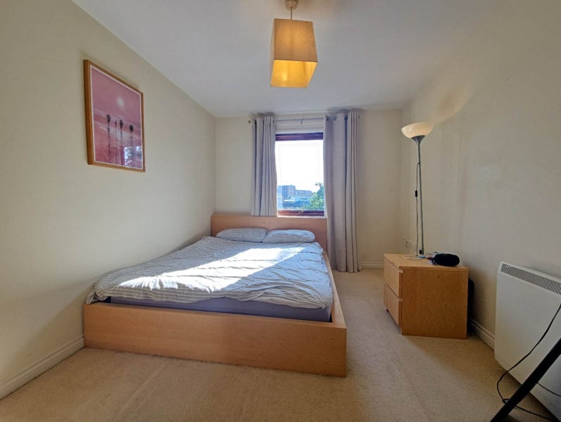 Flat Victoria Way in Reading