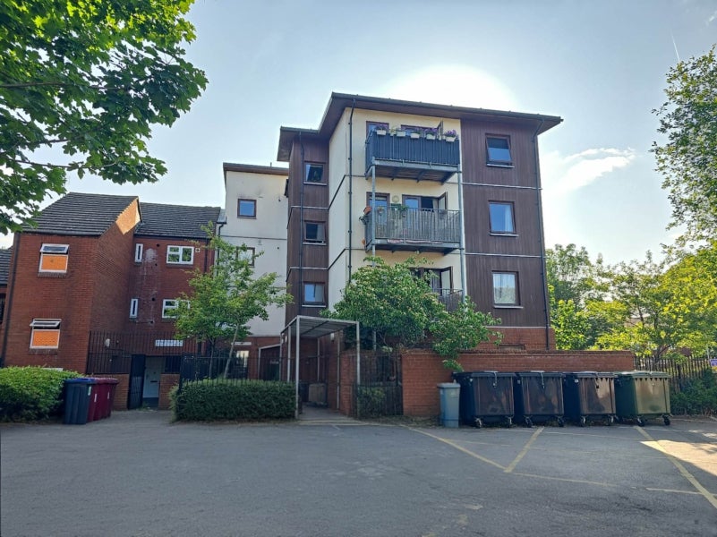 Flat Victoria Way in Reading
