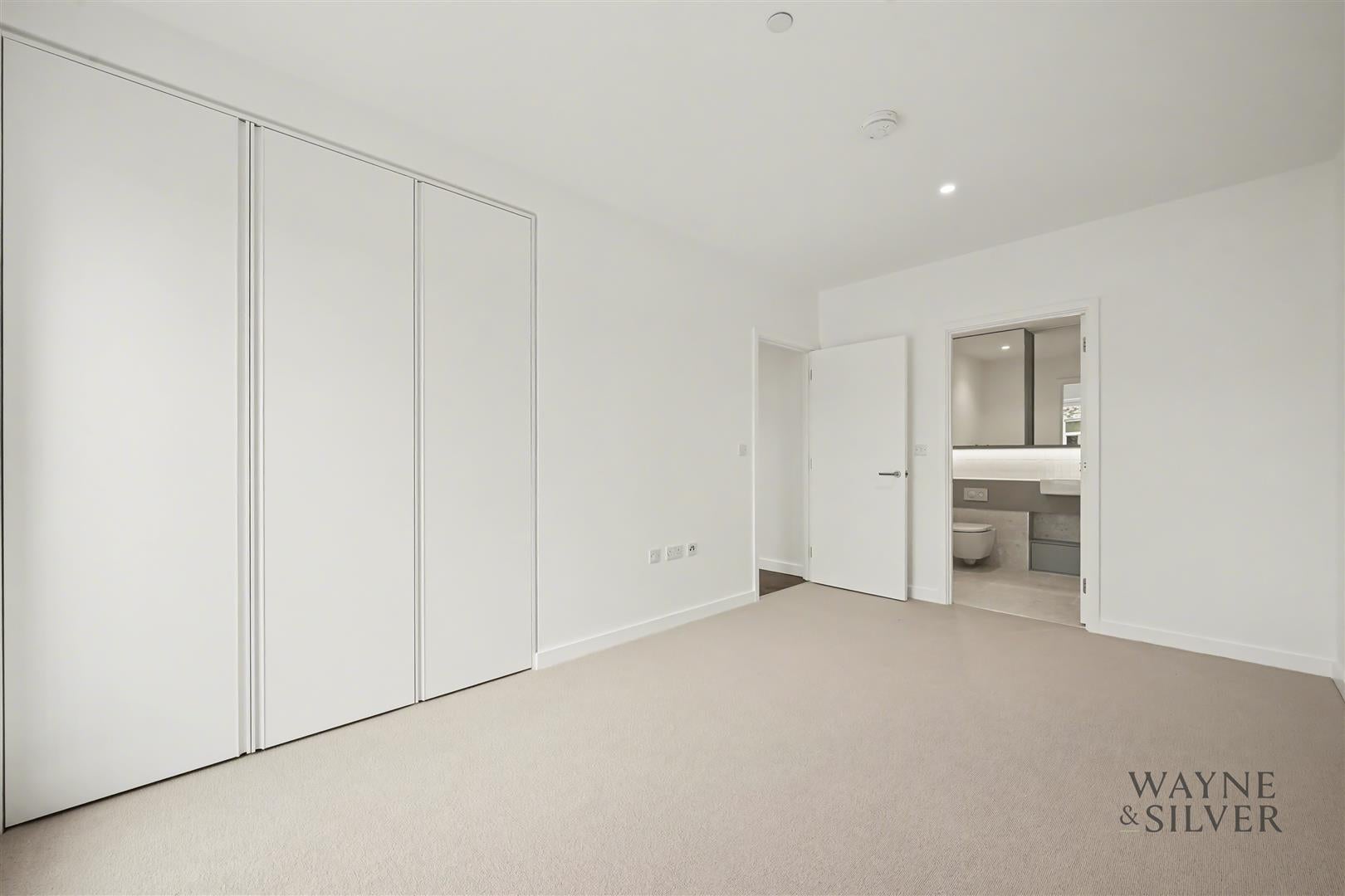 Flat Parkview Avenue in Greater London