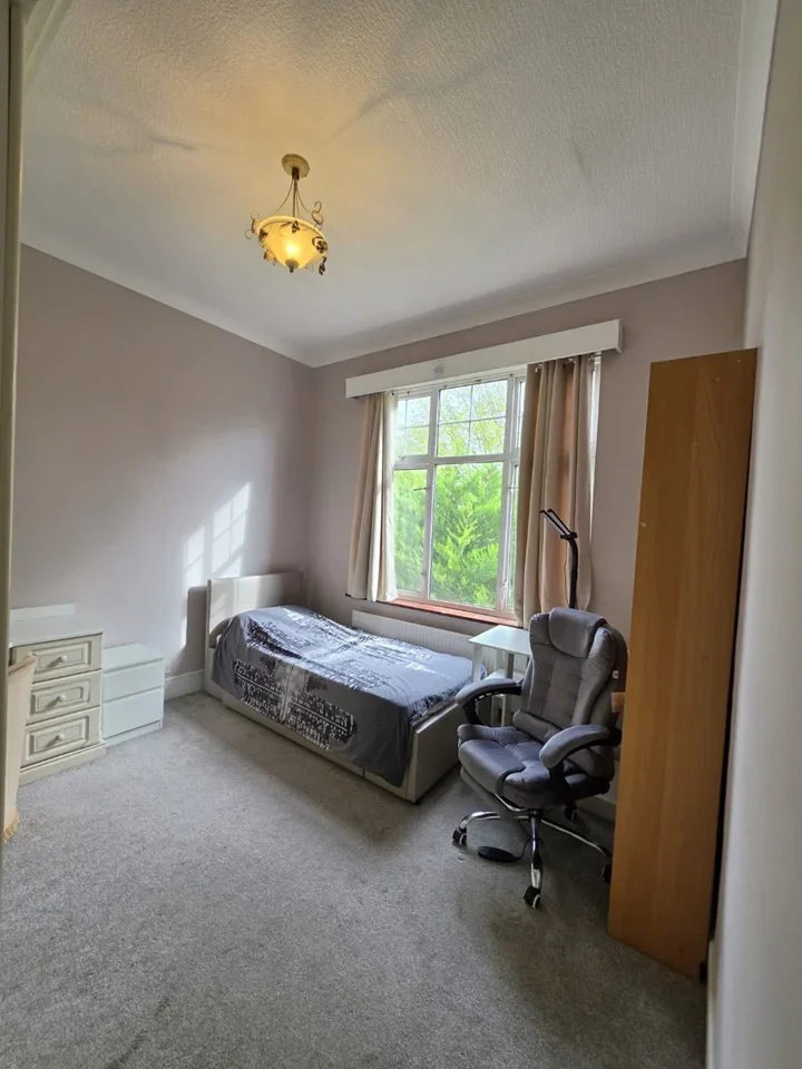 Room Golfside Close in Greater London