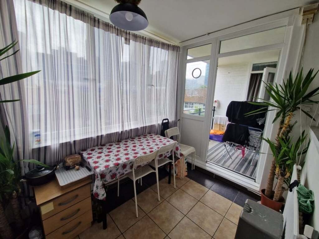 Room Poplar High Street in Greater London