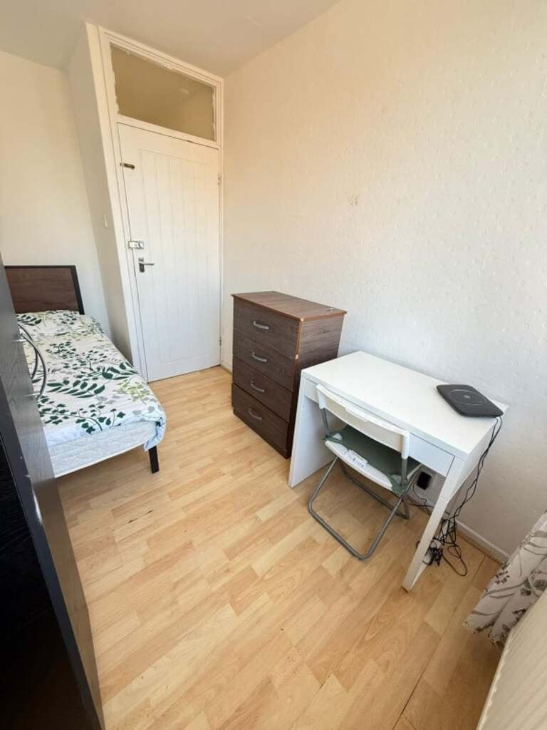 Room Poplar High Street in Greater London