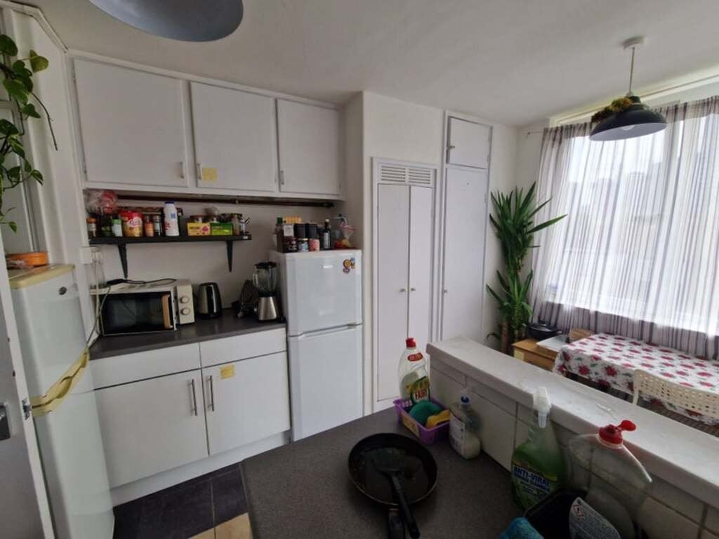 Room Poplar High Street in Greater London
