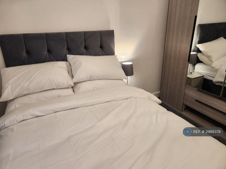 Room Crossdale Road in Manchester