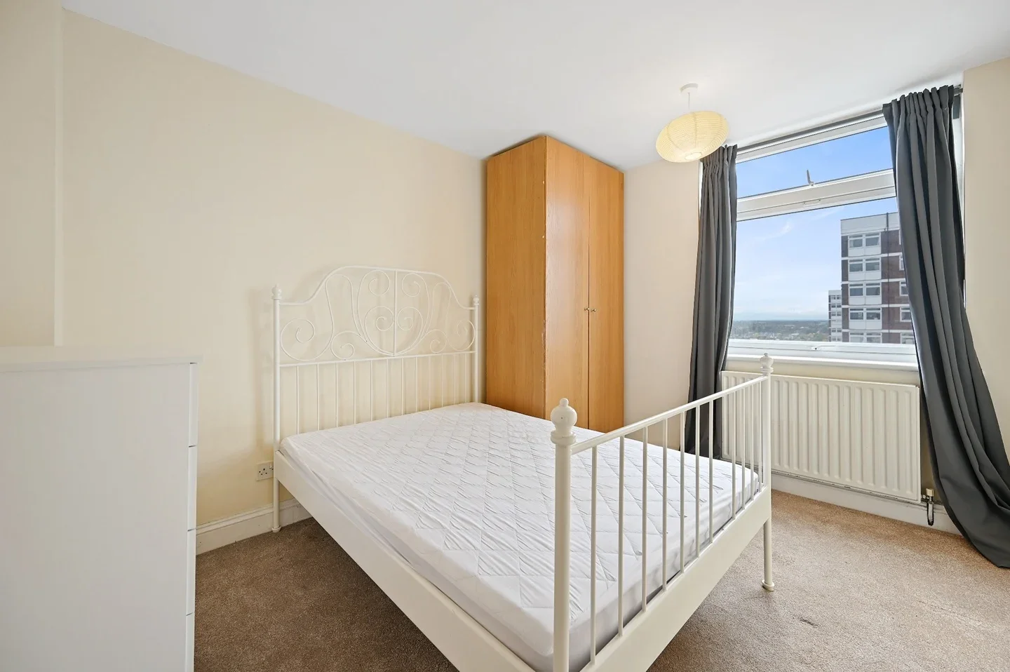 Flat Shepherds Bush Green in Greater London