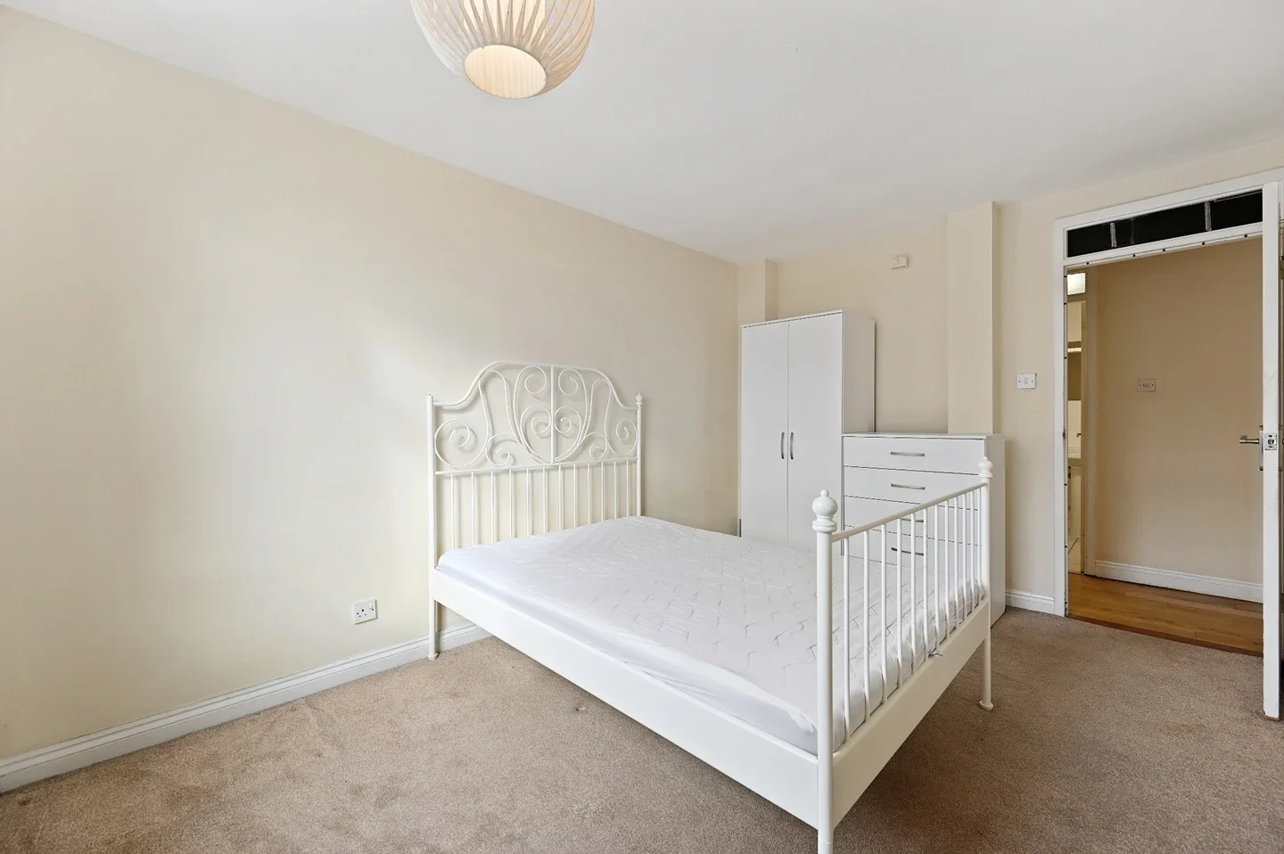 Flat Shepherds Bush Green in Greater London