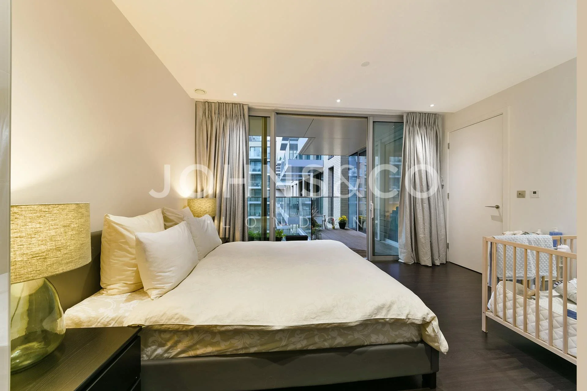 Flat Canter Way in Greater London