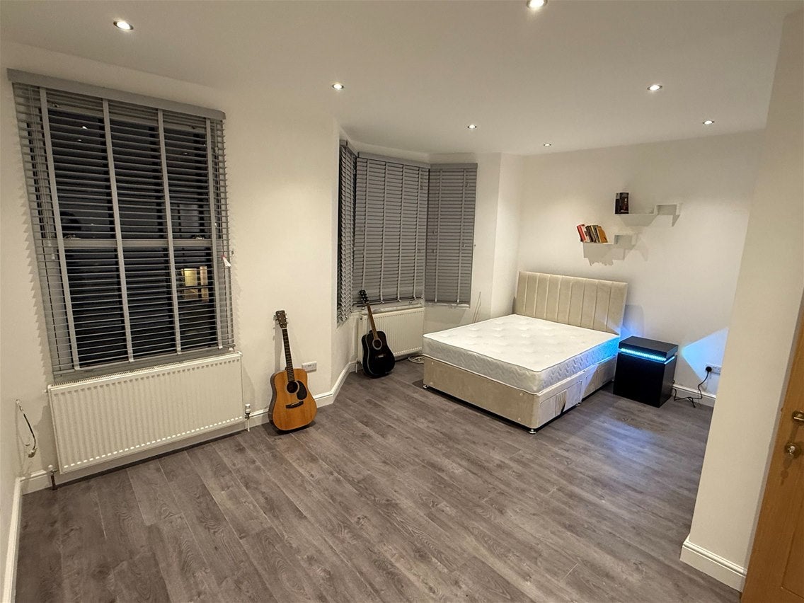 Flat Elmers End Road in Greater London