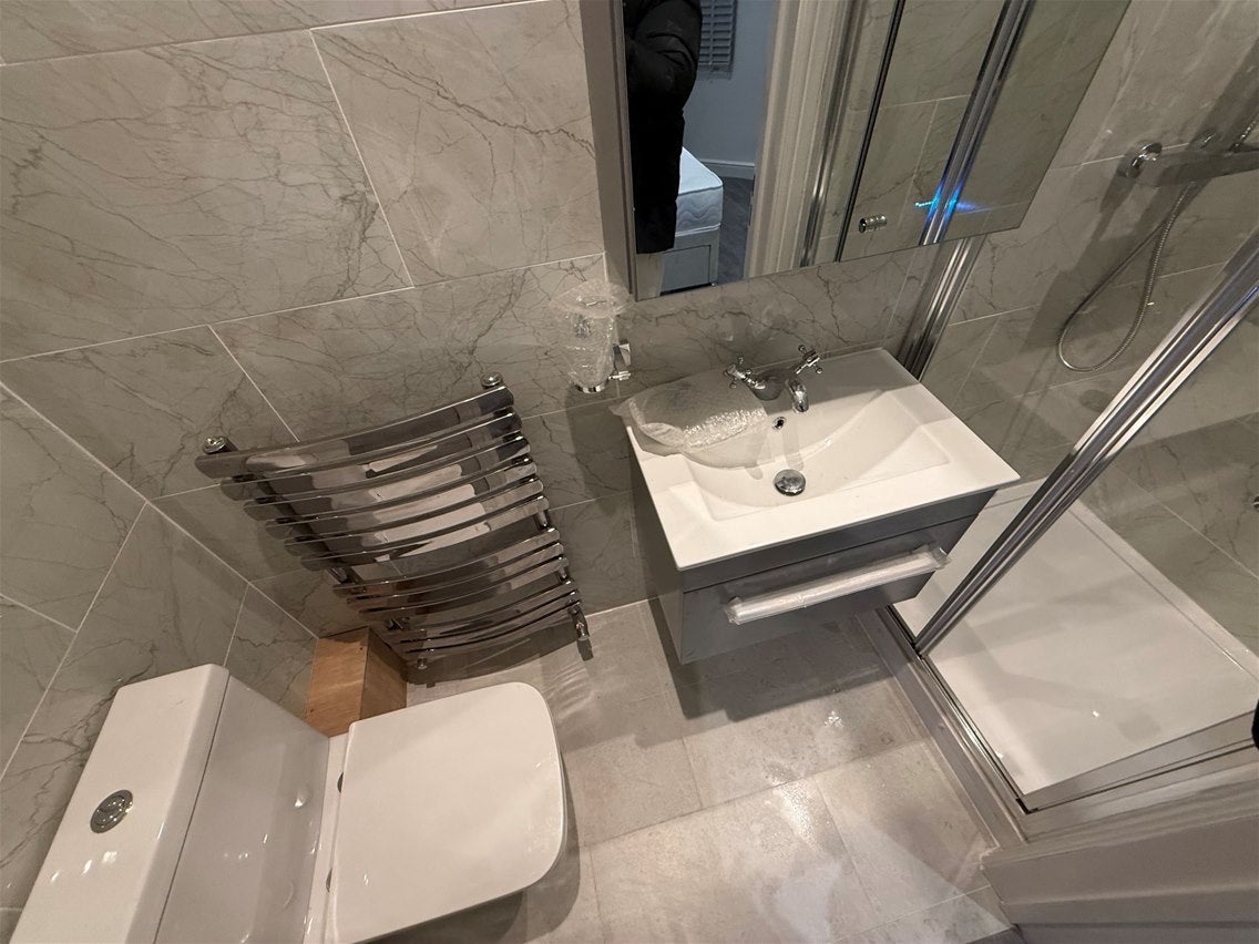 Flat Elmers End Road in Greater London