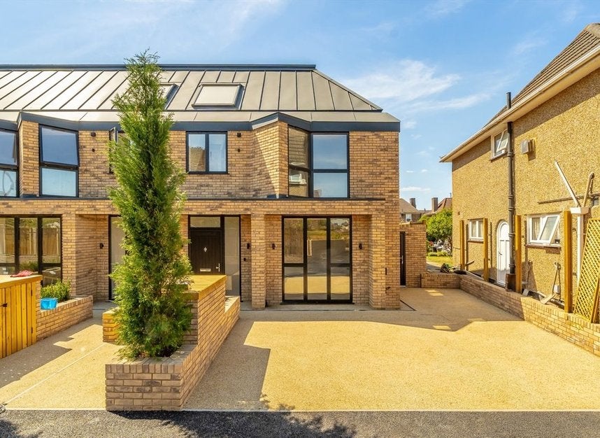 House Savona Close in London