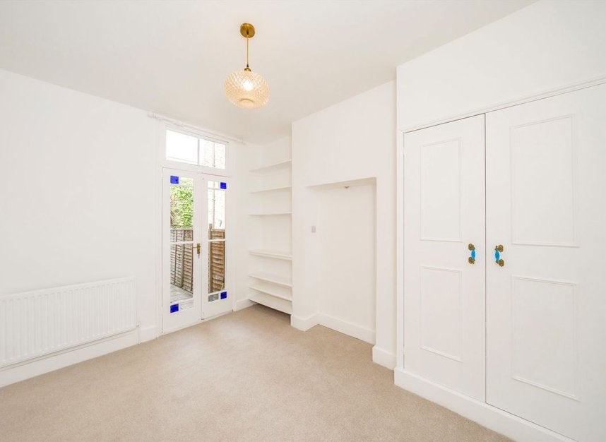 Flat Plato Road in Greater London