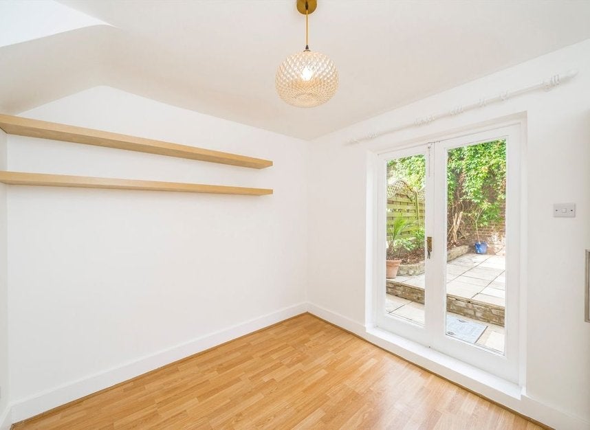 Flat Plato Road in Greater London