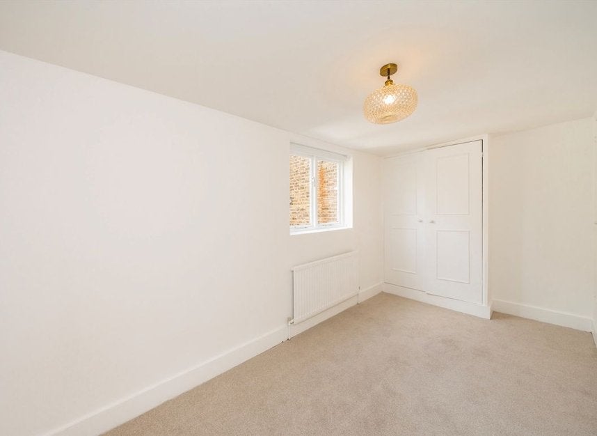 Flat Plato Road in Greater London