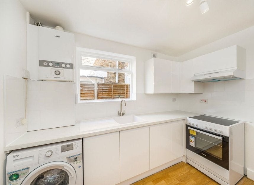 Flat Plato Road in Greater London