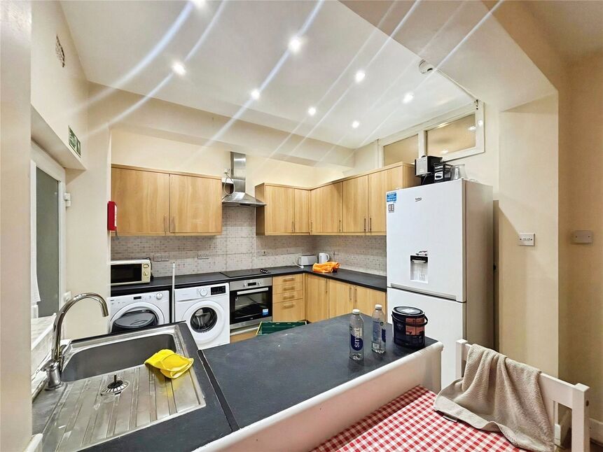 Room Harborough Road in Southampton