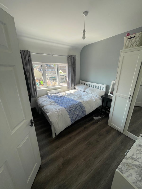 Room Hazeldene Road in Bristol