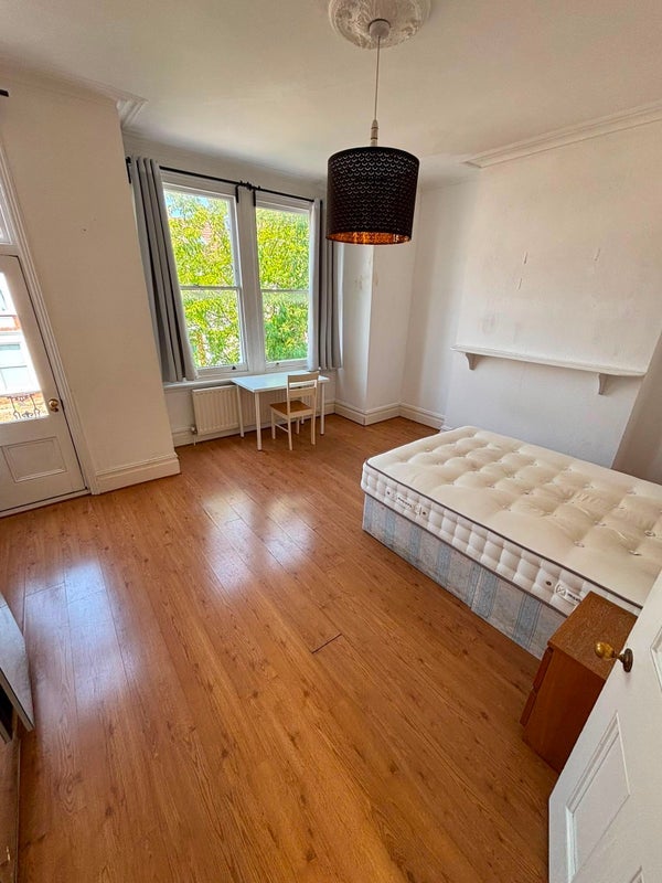 Room Gowan Avenue in Greater London