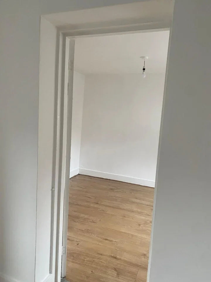 Flat Belton Road in Greater London