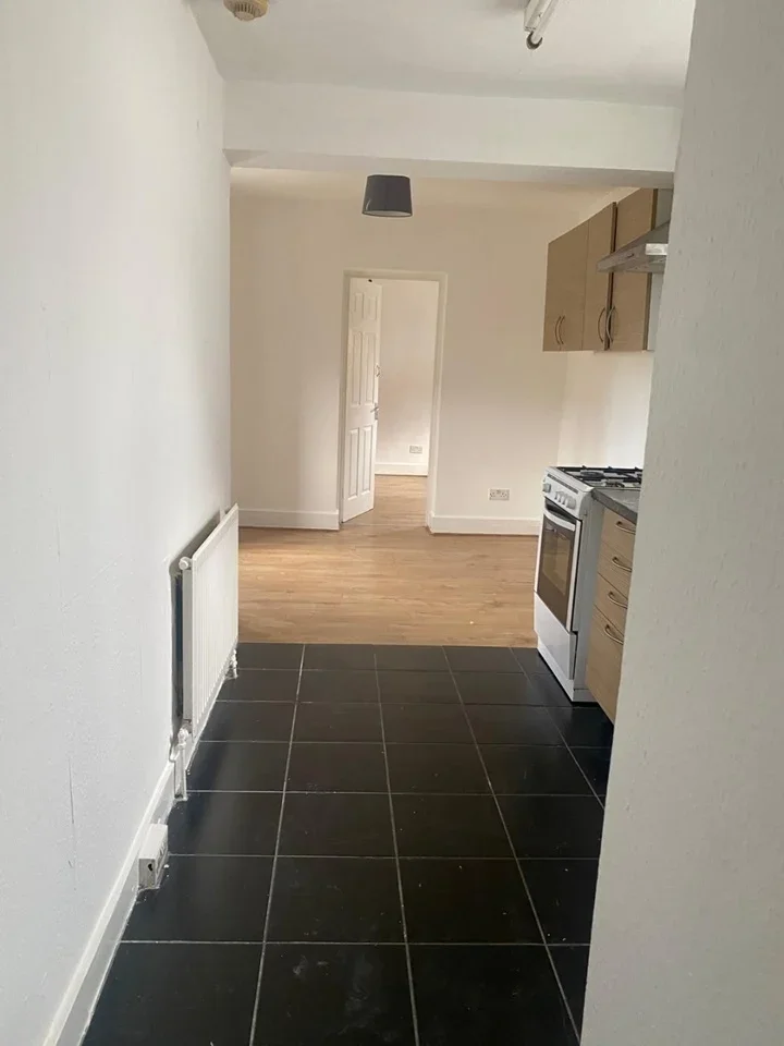 Flat Belton Road in Greater London