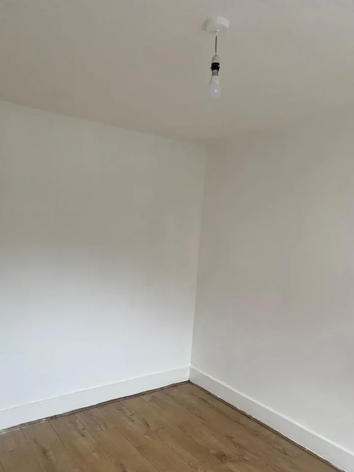 Flat Belton Road in Greater London