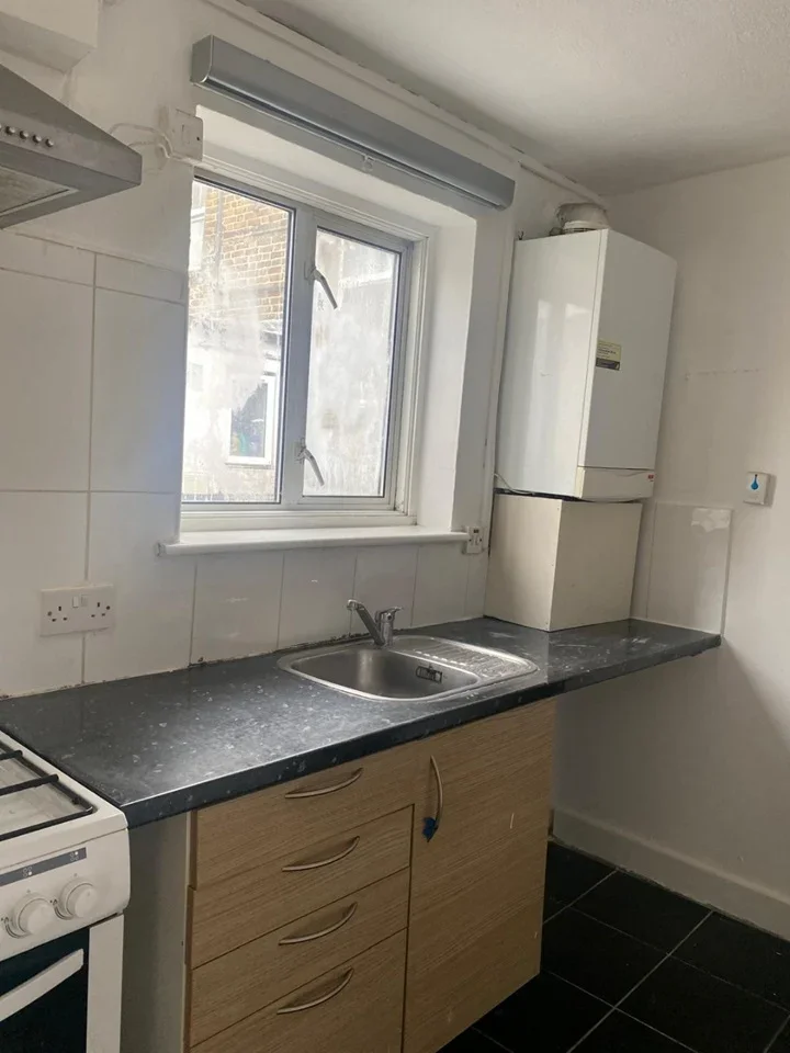 Flat Belton Road in Greater London