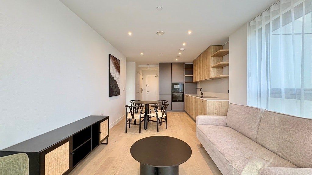 Flat Bodley Way in Greater London