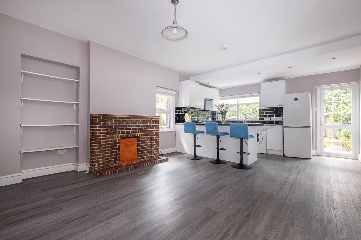 Flat Fairmile Avenue in Greater London