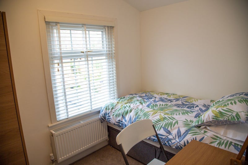 Room Plough Way in Greater London