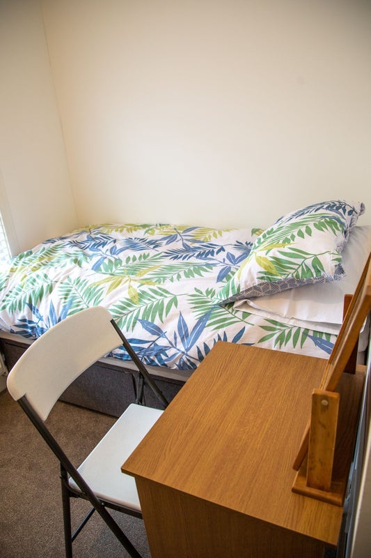 Room Plough Way in Greater London