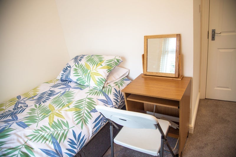 Room Plough Way in Greater London
