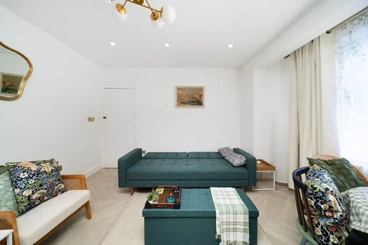 Flat Heyford Avenue in Greater London