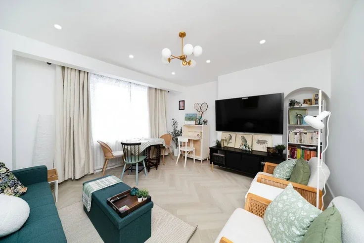 Flat Heyford Avenue in Greater London