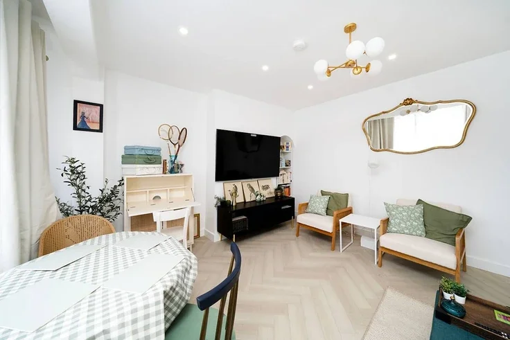 Flat Heyford Avenue in Greater London