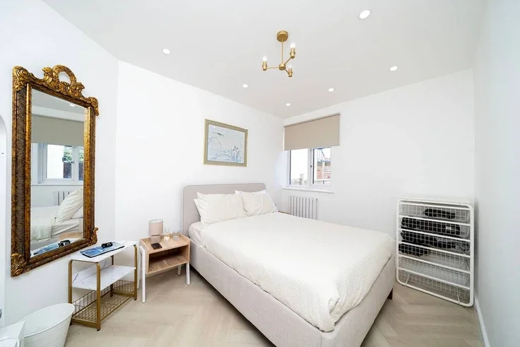 Flat Heyford Avenue in Greater London