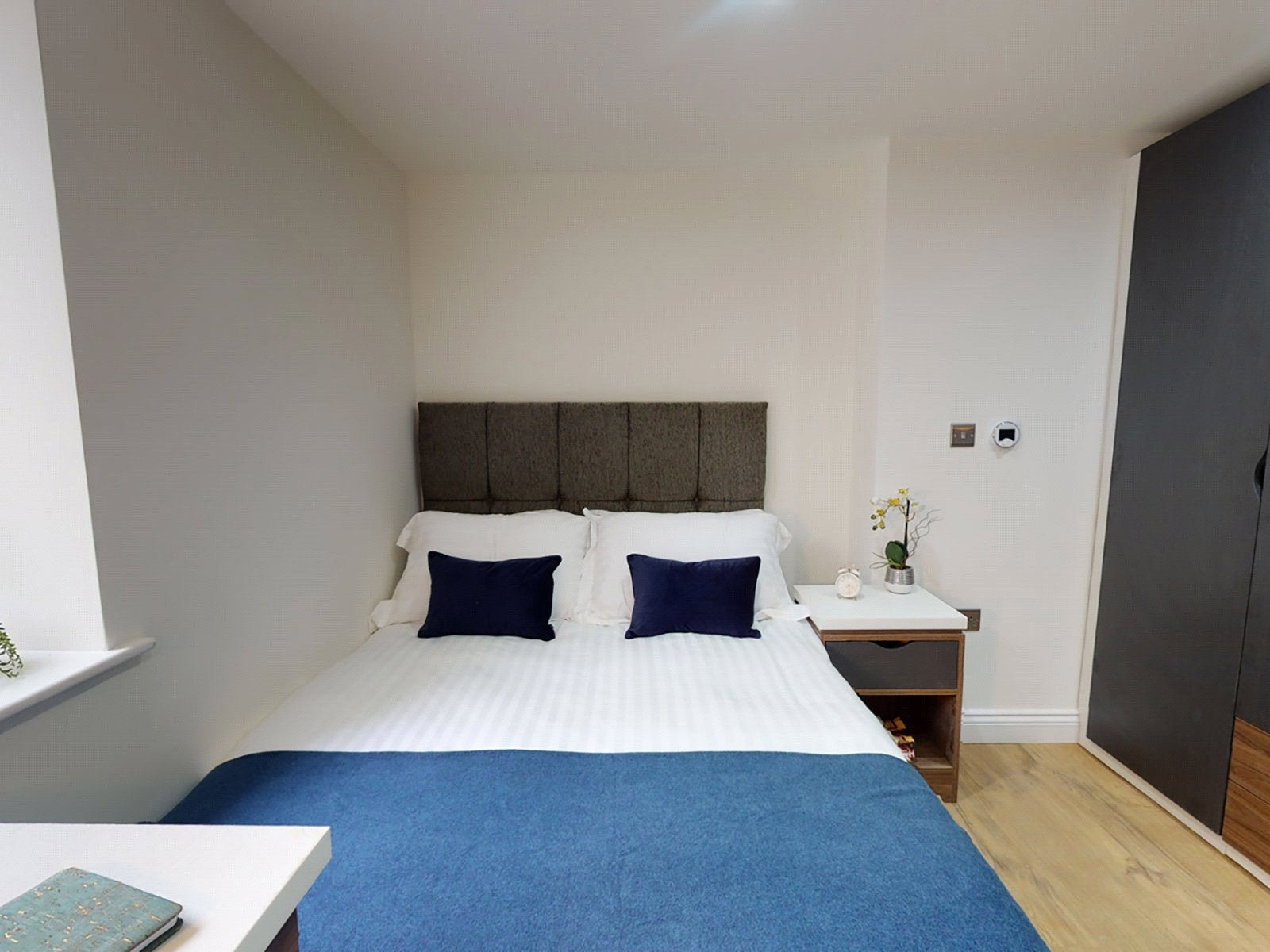 Flat Clarendon Road in Leeds