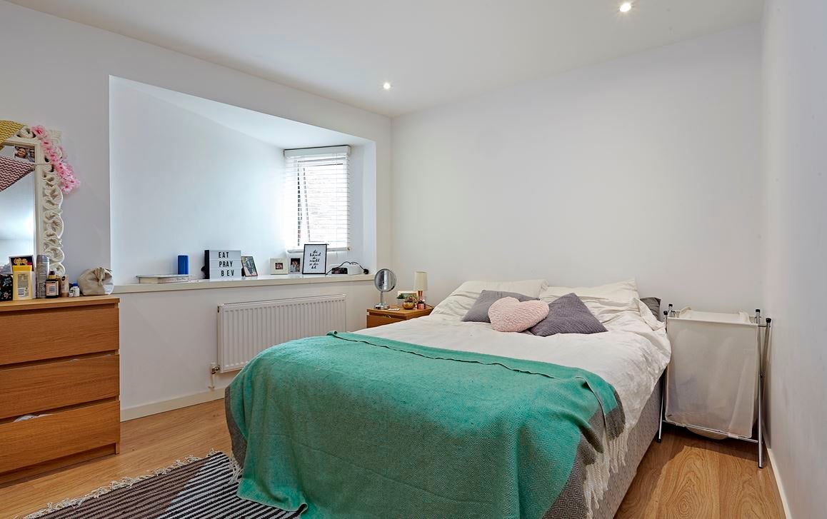 Flat Evesham Walk in Greater London