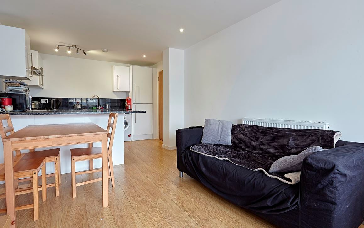 Flat Evesham Walk in Greater London