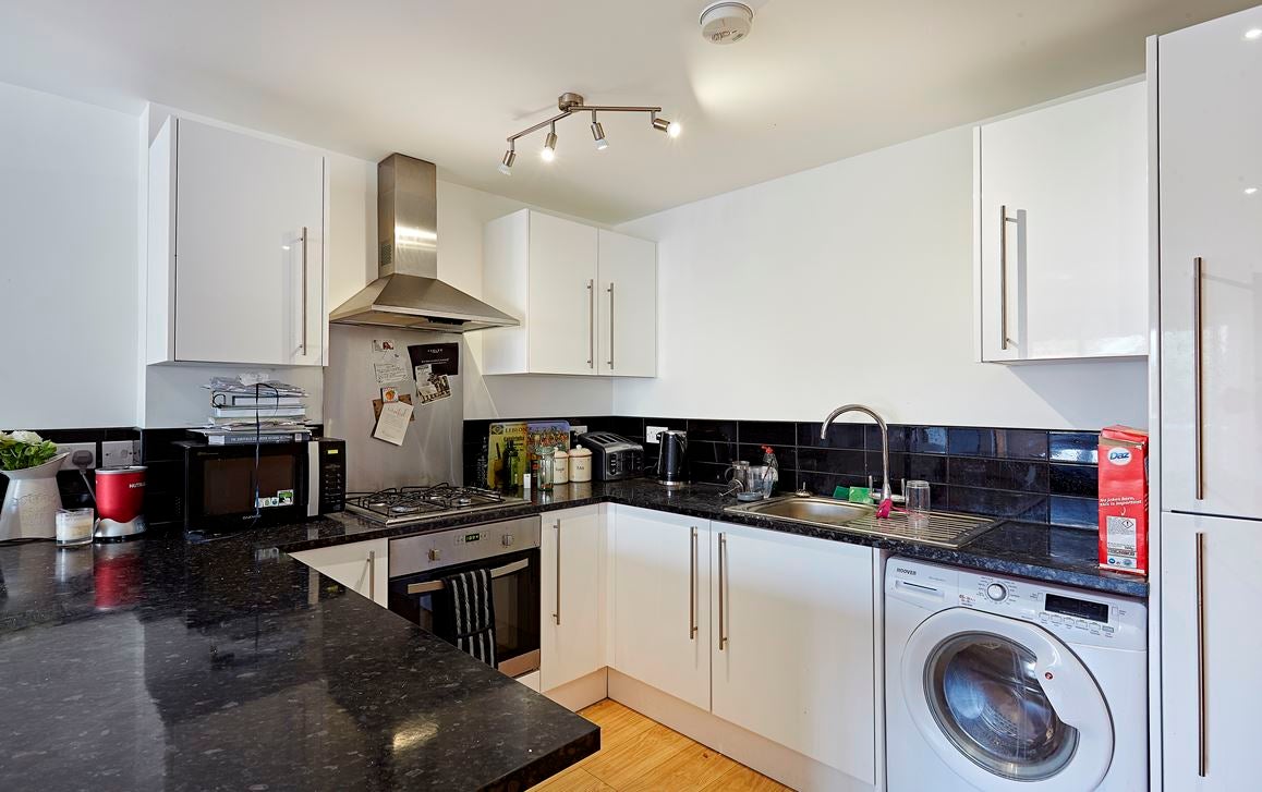 Flat Evesham Walk in Greater London