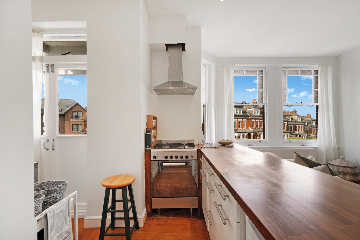 Flat Hillfield Avenue in Greater London
