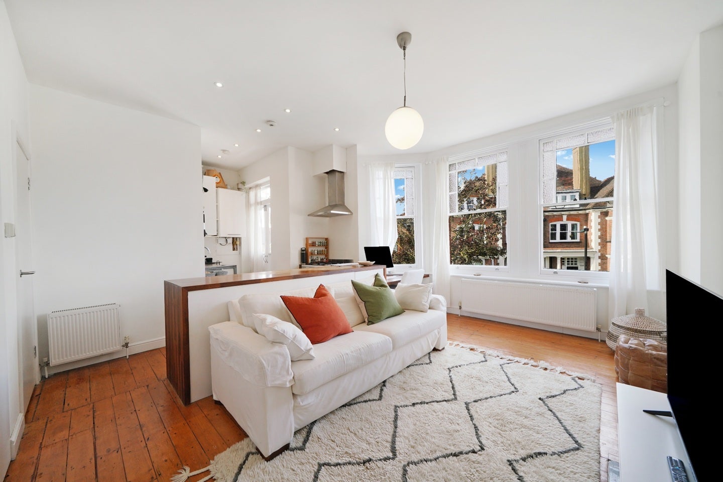 Flat Hillfield Avenue in Greater London