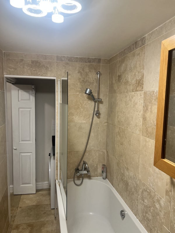 Room Pendragon Road in Greater London