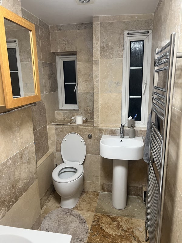 Room Pendragon Road in Greater London