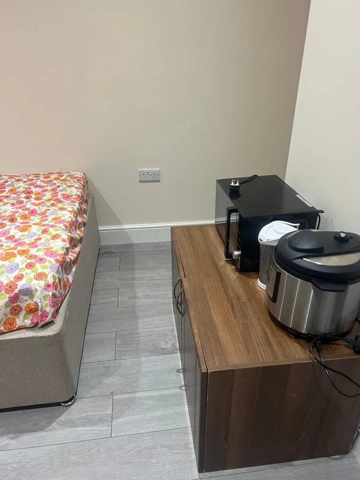 Flat Russet Close in Staines-Upon-Thames