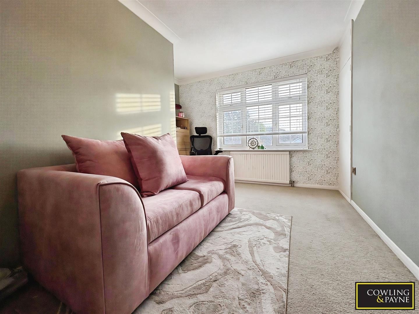 Flat Lenham Way in Basildon